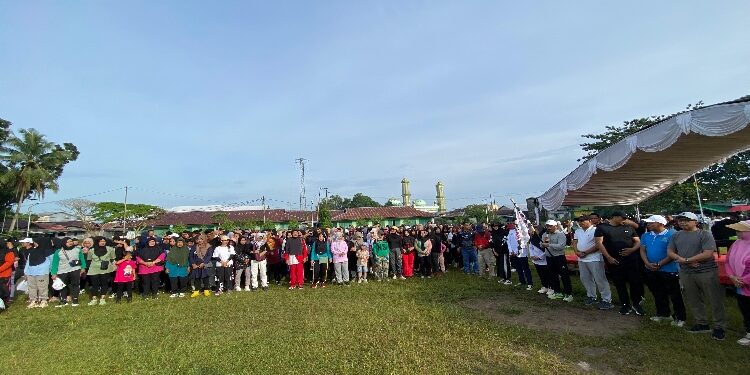 FOTO: AKH/MATAKALTENG - Wakil Bupati Sukamara Nur Efendi saat melepas peserta jalan sehat.