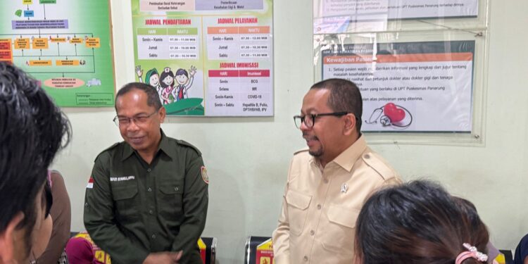 FOTO : IST/MATAKALTENG - Wakil Kepala Staf Kepresiden M Qodari didampingi Kepala Dinkes Kalteng Suyuti Syamsul saat meninjau program cek kesehatan gratis bagi warga yang berulang tahun di Puskesmas Panarung, Palangka Raya.