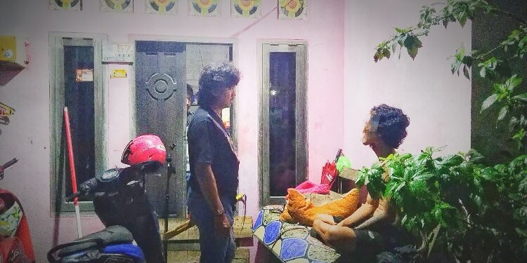FOTO: IST/MATAKALTENG- Terlihat anggota Polsek Baamang (berdiri saat mengamankan sajam) saat mengamankan pemuda (tidak pakai baju) yang membawa sajam jenis mandau di depan rumahnya, Minggu 23 Februari 2025 dini hari.
