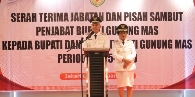 FOTO : DISKOMINFO SANTIK/MATA KALTENG - Bupati Gumas Jaya Samaya Monong bersama Wakil Bupati Efrensia LP Umbing, ketika menghadiri acara sertijab di Jakarta, Kamis, 20 Februari 2025.