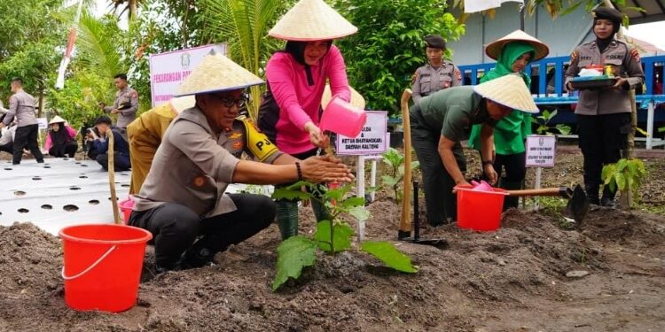 FOTO: IST/MATAKALTENG - Launching Penguatan Program Pekarangan Pangan Lestari Tahun 2025, di Pekarangan Pangan Lestari Ditlantas Polda Kalteng.
