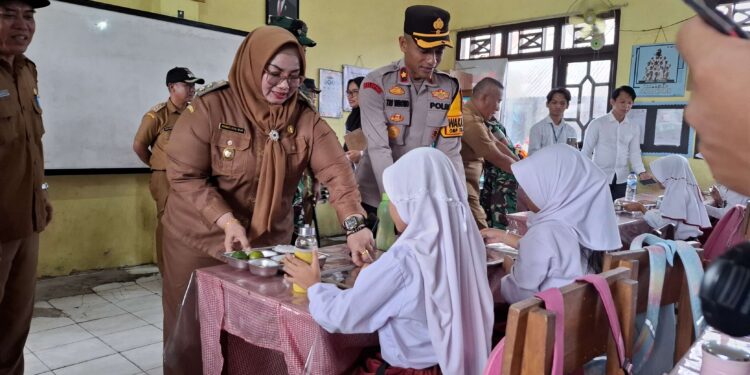 Foto:DIAN/MATA KALTENG - Makan bergizi gratis hari pertama di Kota Sampit (TK Pembina), 24 Februari 2025.