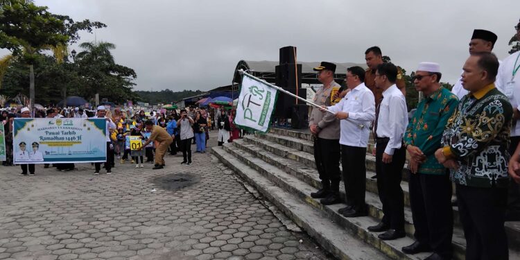 FOTO : DISKOMINFO SANTIK/MATA KALTENG - Sekda Gumas Richard didampingi Kapolres AKBP Theodorus Priyo Santosa, Ketua MUI H Fahmi, dan Ketua LPTQ Jhonson Ahmad, dan Ketua Panitia Pawai Tarhib Ramadan Ahmady, melepas peserta pawai tarhib ramadan 1446 hijriah, di Taman Kota Kuala Kurun, Senin, 24 Februari 2025.