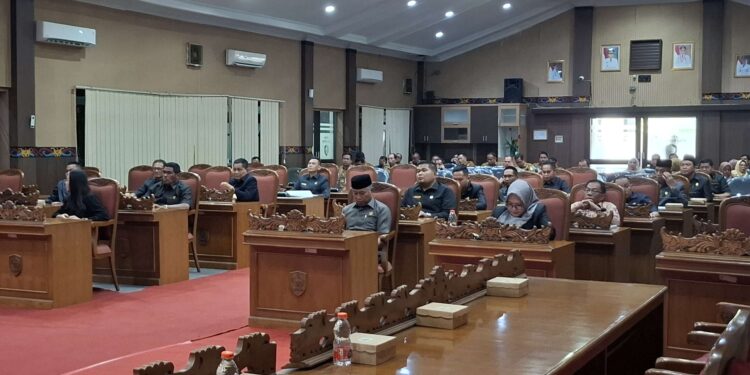 Foto: DIAN/MATA KALTENG - Rapat paripurna penyampaian hasil reses DPRD Kotim, 24 Februari 2025.