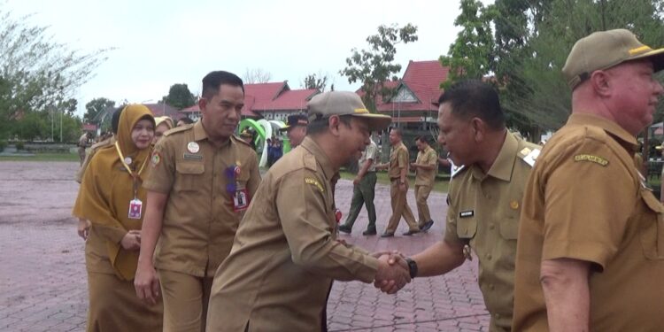 Foto AKH/MATAKALTENG - Wakil Bupati Sukamara, Nur Effendi, usai memimpin Apel Gabungan ASN untuk pertama kali menerima ucapan selamat dari para ASN.