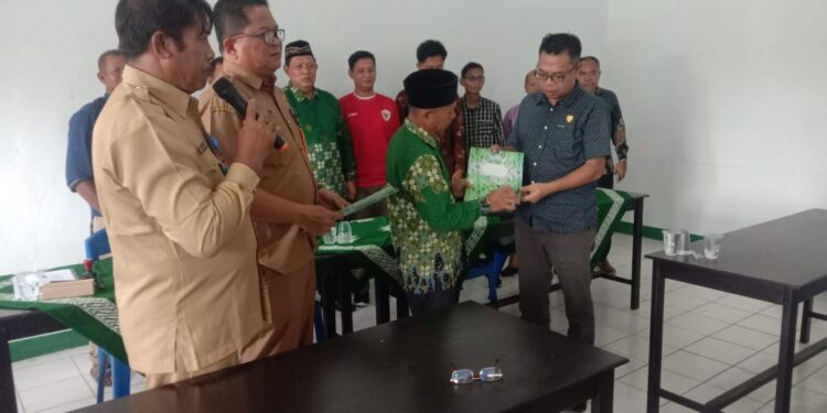 Foto: MATA KALTENG - Penyerahan proposal bantuan pembangunan sekretariat PDM dan SD Muhammadiyah 1 kepada DPRD Provinsi Kalteng, 24 Februari 2025.