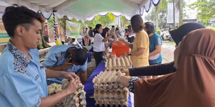 Foto: DIAN/MATA KALTENG - Pasar murah di Taman Kota Sampit, 25 Februari 2025.