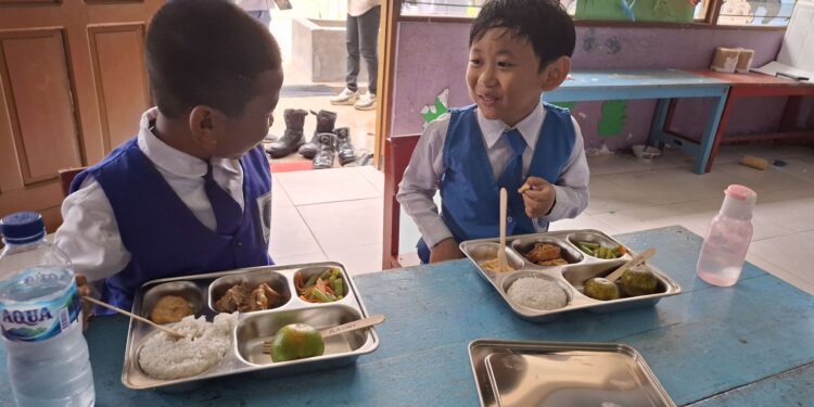 Foto: DIAN/MATA KALTENG - Suasana makan bergizi gratis di TK Pembina Sampit, Jalan A Yani.
