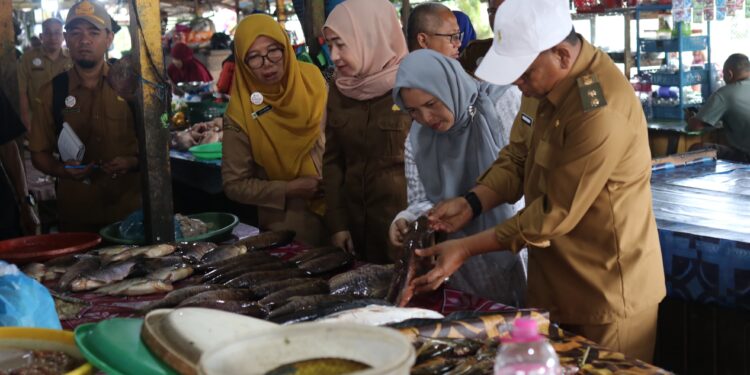 FOTO: AKH/MATAKALTENG - Wakil Bupati Sukamara Nur Efendi saat di Pasar Saik.