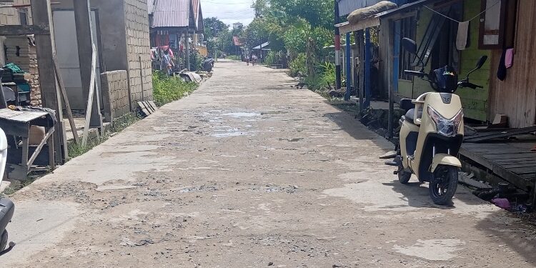 FOTO: Kondisi terkini Desa Baru, dimana sebagian kecil kerusakan terjadi di Jl Manunggal VII.