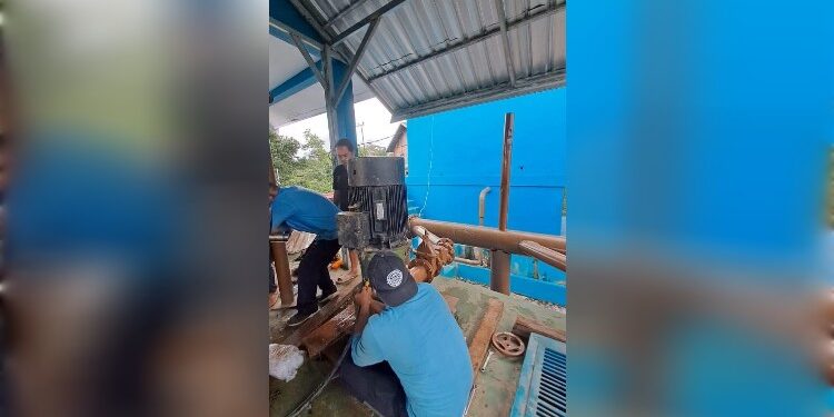 FOTO : PERUMDAM MARUANG DUHUNG/MATA KALTENG - Tim pemeliharaan Perumdam Maruang Duhung melakukan uji coba distribusi air, pasca rusaknya pompa turbin vertikal, Selasa, 25 Februari 2025.