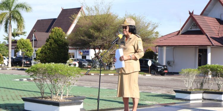 FOTO : DISKOMINFO SANTIK/MATA KALTENG - Wakil Bupati Gumas Efrensia LP Umbing memimpin apel gabungan seluruh ASN, di halaman kantor bupati setempat, Selasa, 25 Februari 2025.