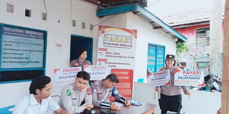 FOTO : HUMAS POLRES GUMAS/MATA KALTENG - Petugas kepolisian bersama pegawai dinas terkait menunggu masyarakat yang akan memanfaatkan layanan inovasi pahari, di Taman Kota Kuala Kurun, Selasa, 25 Februari 2025.