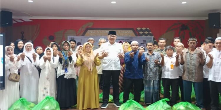 FOTO: IST/MATAKALTENG - Kepala Dislutkan Kalteng Ir. H. Darliansjah, bersama Majelis Talim Assamkiyah Dislutkan Kalteng saat menyerahkan bingkisan Berbagi Berkah.