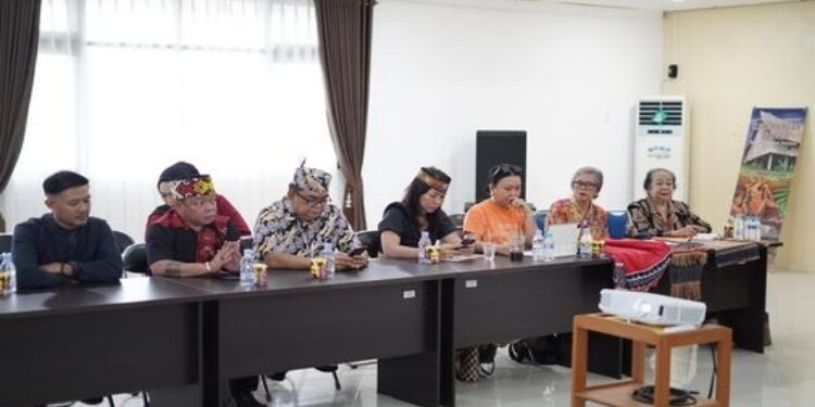 FOTO: IST/MATAKALTENG - Focus Grup Discussion atau Diskusi Terpumpun dengan pembahasan Busana Jagau, Kalteng.