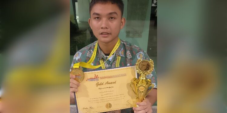 FOTO : SMAN 1 RUNGAN/MATA KALTENG - Siswa kelas XI SMAN 1 Rungan Agus Mardianto menunjukkan medali, piala dan piagam penghargaan pada even TIMO, Selasa, 25 Februari 2025.