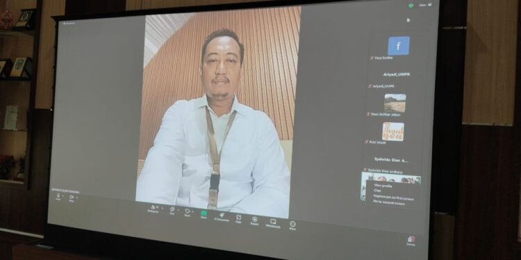 Foto : IST/MATAKALTENG - Bupati Sukamara Masduki saat zoom meeting dengan Universitas Muhammadiyah Palangka Raya terkait skema pembiayaan pemerintah daerah.