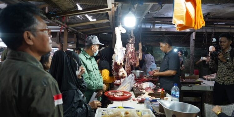 FOTO: IST/MATAKALTENG - Staf Ahli Gubernur Bidang Ekonomi, Keuangan dan Pembangunan Yuas Elko saat melakukan Pemantauan Harga Pangan di Pasar. Tradisional.