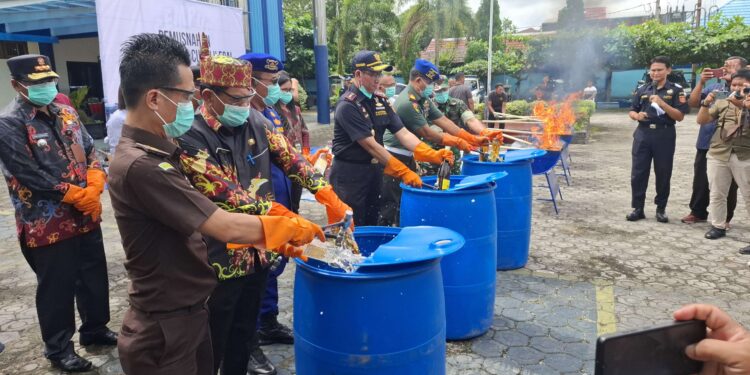 Foto: DIAN/MATA KALTENG - Pemusnahan barang kena cukai ilegal di Bea Cukai Sampit, 27 Februari 2025.