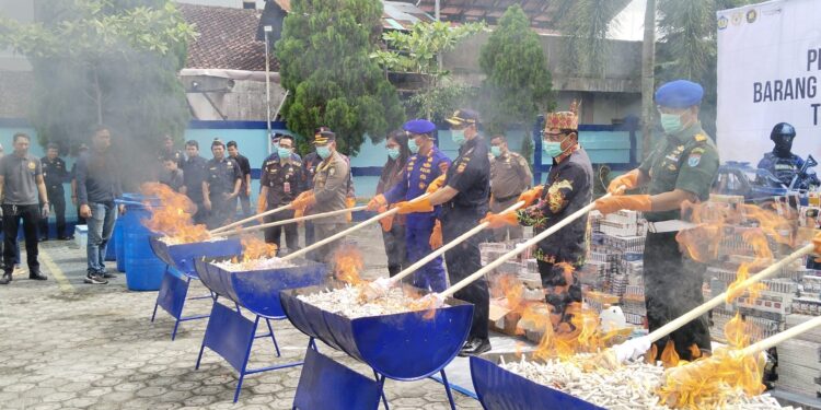 FOTO: AGUS/MATAKALTENG - Pemusnahan rokok ilegal dan miras ilegal oleh Bea Cukai Sampit. Kamis, 27 Februari 2025.
