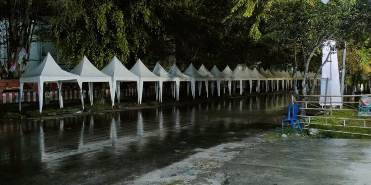 Foto:IST/MATA KALTENG - Tenda persiapan pasar Ramadan di Kota Sampit.