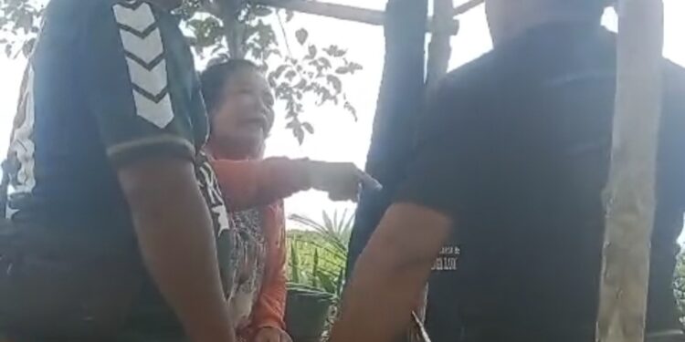 Foto:MATA KALTENG - Tangkapan layar video seorang ibu diduga diancam ketika menggarap lahan sawit di Desa Luwuk Bunter belum lama ini.