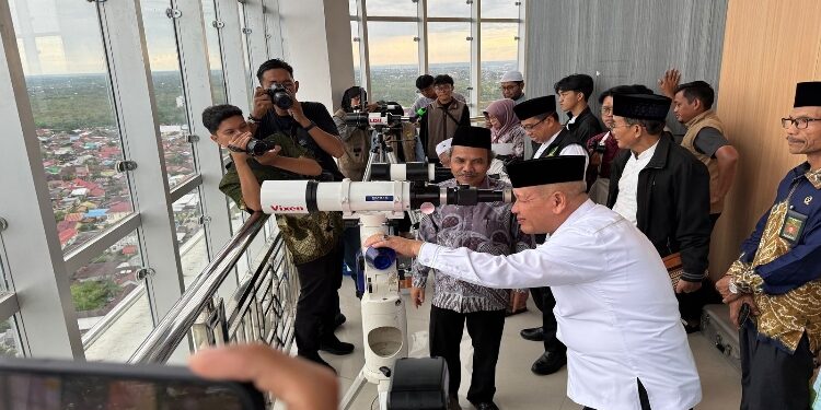 FOTO: IST/MATAKALTENG - Kepala Kantor Wilayah Kementerian Agama  Kalimantan Tengah, Noor Fahmi saat memantau hilal 1 Ramadan.