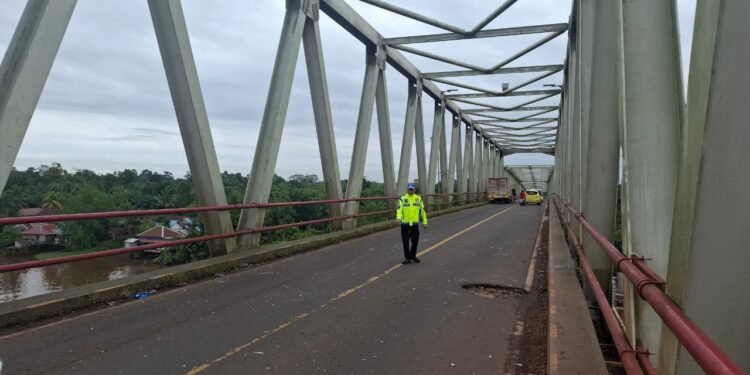 FOTO: IST/MATAKALTENG- Nampak anggota Satlantas Polres Kotim saat melakukan olah TKP kejadian kecelakaan beruntung di Jembatan Bajarum, Kota Besi. Kamis, 27 Februari 2025.