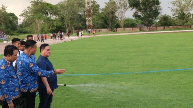 FOTO: IST/MATAKALTENG- Bupati Kotim, Halikinnor saat mengecek kondisi stadion beberapa waktu yang lalu.