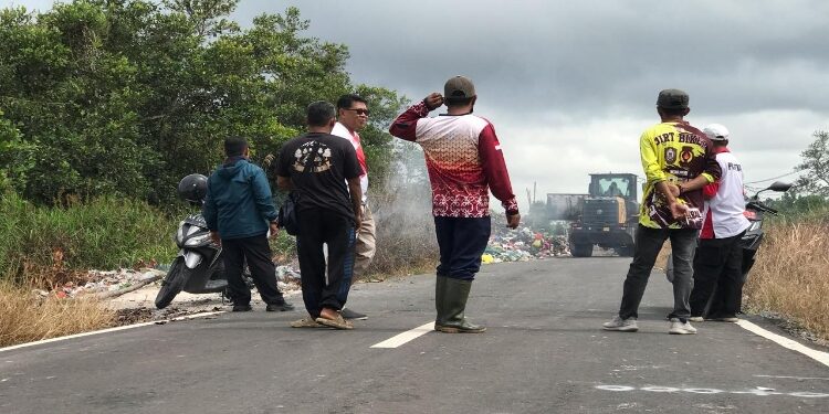 FOTO: IST/MATAKALTENG - Nampak Camat MB Ketapang, dan lurah Pasir Putih sedang memantau pembersihan sampah yang berada di wilayah Jalan Sawit Raya, Jumat 28 Februari 2025 kemarin.