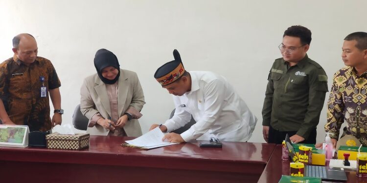 FOTO: IST/MATAKALTENG -  Kadisbun H. Rizky Ramadhana Badjuri saat tandatangani MoU dengan Yayasan GFI.