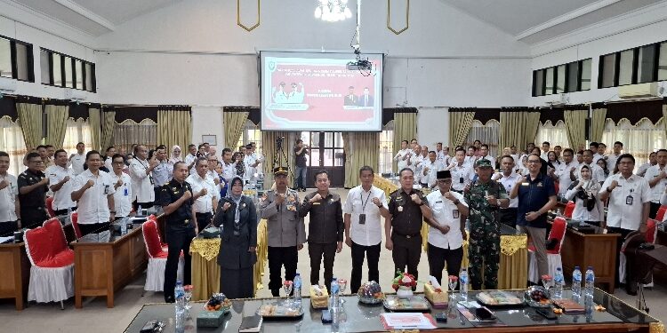 FOTO: DIAN/MATA KALTENG - Pedagang di Pasar Murah yang digelar Pemkab Kotim belum lama ini di Taman Kota Sampit.
