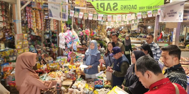 FOTO: MATAKALTENG - Jajaran Ditreskrimsus Polda Kalteng pada saat melakukan sidak di Pasar Kahayan, Kota Palangka Raya.