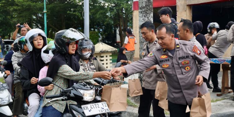 FOTO: MATAKALTENG - Jajaran Polda Kalteng pada saat berbagi takjil kepada warga.