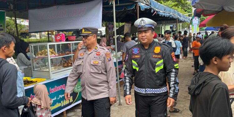 FOTO: MATAKALTENG - Personel Polresta Palangka Raya, pada saat melakukan patroli di Pasar Ramadan.