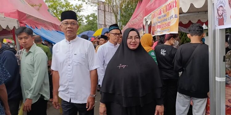 FOTO: IST/MATA KALTENG - Wakil Bupati Kotim Irawati saat mengunjungi pasar Ramadhan di Jalan S Parman, Sampit.