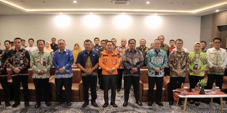 FOTO: IST/MATAKALTENG - Kepala Dinas PMD Kalteng H. Aryawan saat membuka Focus Group Discussion (FGD) tentang Perencanaan Pembangunan Desa Berbasis Pengurangan Risiko Bencana dalam Membangun Ketahanan Masyarakat.
