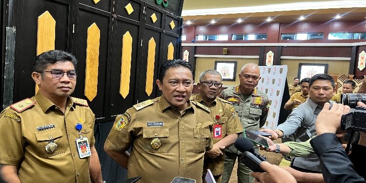FOTO: IST/MATAKALTENG - Wakil Gubernur Kalteng, H. Edy Pratowo saat diwawancarai wartawan belum lam ini.