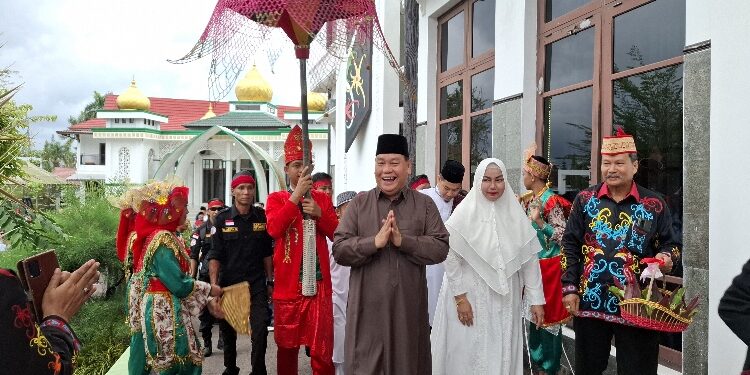 FOTO: DIAN/MATA KALTENG - Penyambutan Bupati dan Wakil Bupati Kotim di rumah jabatan bupati, Minggu 2 Maret 2025.