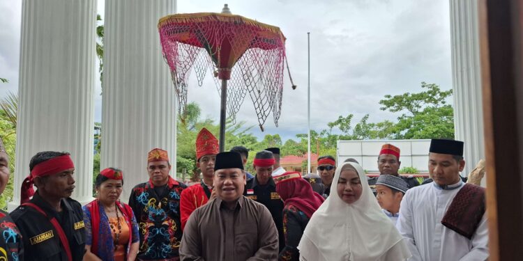 Foto:DIAN/MATA KALTENG - Penyambutan kedatangan Bupati dan Wakil Bupati Kotawaringin terpilih untuk periode 2025-2030 yakni Halikinnor-Irawati (Harati) di rumah jabatan, 2 Maret 2025.