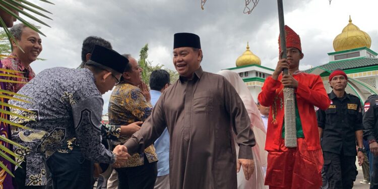 Foto: DIAN/MATA KALTENG - Bupati Kotim Halikinnor saat penyambutan kedatangan di rumah jabatan Bupati Kotim, 2 Maret 2025.