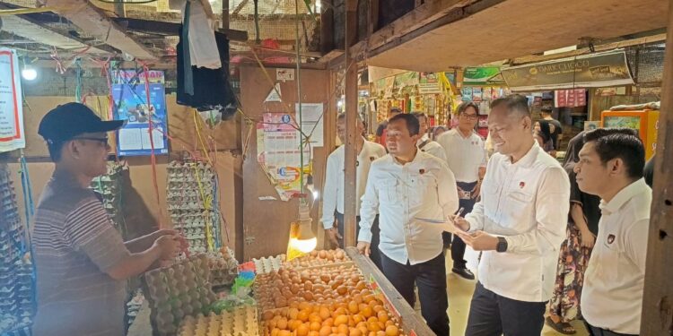 FOTO: RZL/MATAKALTENG - Jajaran Polda Kalteng pada saat melakukan sidak di Pasar Kahayan.