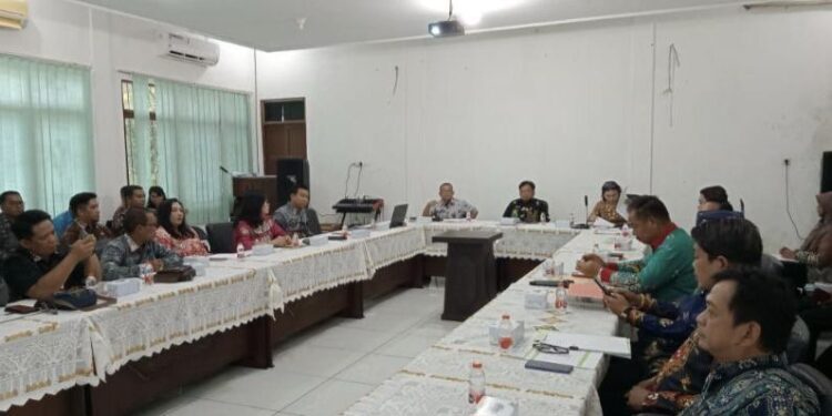 FOTO: MATAKALTENG - Suasana Kegiatan Rapat di ruang rapat Dinas Perkimtan Katingan.