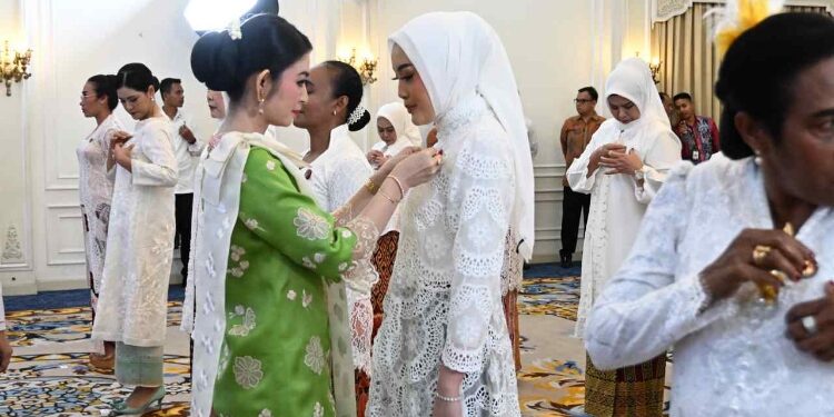 FOTO: IST/MATAKALTENG - Ketua Tim Penggerak PKK Provinsi Kalteng Aisyah Thisia Agustiar Sabran dilantik sebagai Ketua Dekranasda Provinsi Kalteng oleh Ketua Umum Dekranas Selvi Gibran Rakabuming Raka.