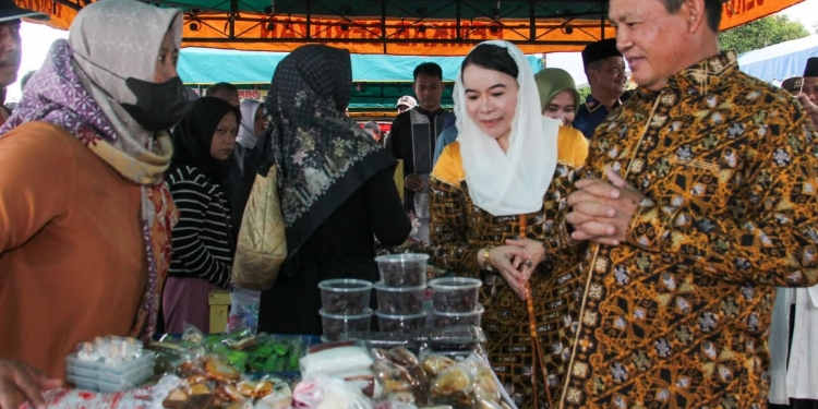 FOTO: PROKOM SERUYAN/MATA KALTENG - Bupati Seruyan, Ahmad Selanorwanda (kanan) saat meninjau salah satu lapak dagangan di Pasar Ramadan di Kawasan Stadion Mini Gagah Lurus Kuala Pembuang.