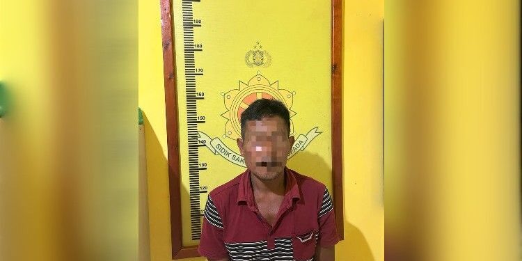 FOTO: IST/MATAKALTENG- Pelaku pengedar barang haram saat diamankan di Mapolsek Cempaga.