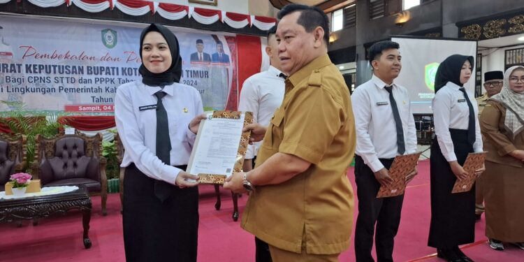 Foto: DIAN/MATA KALTENG - Penyerahan Surat Keputusan Bupati Kotim bagi CPNS STTD dan PPPK Tahap I Formasi TA 2024 di Lingkup Pemkab Kotim Tahun 2025.