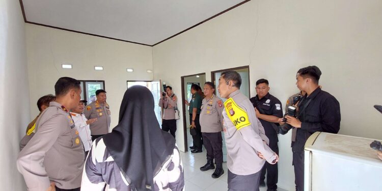 FOTO: RZL/MATAKALTENG - Kapolda Kalteng, Irjen Pol Djoko Poerwanto, pada saat melihat kondisi salah satu rumah Bersubsidi Presisi.