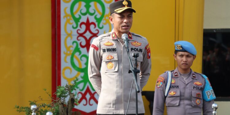 FOTO: IST/MATAKALTENG- Wakapolres Kotim, Kompol Tri Wibowo saat memimpin apel di Mapolres Kotim. Senin, 3 Maret 2025.