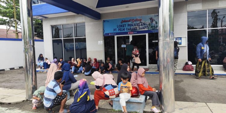 Foto:IST/MATA KALTENG - Suasana warga yang mengantri tiket kepal di PT Pelni Cabang Sampit, 4 Maret 2025.